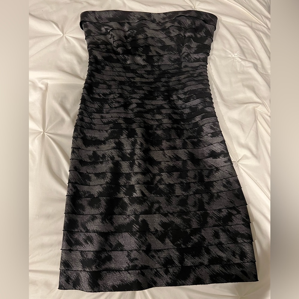 Connected Apparel Womens black and gray scalloped dress